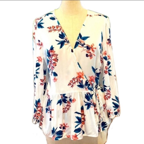 Pretty Lucky Brand wrap top with side tie and front snap. Med. - Picture 2 of 12